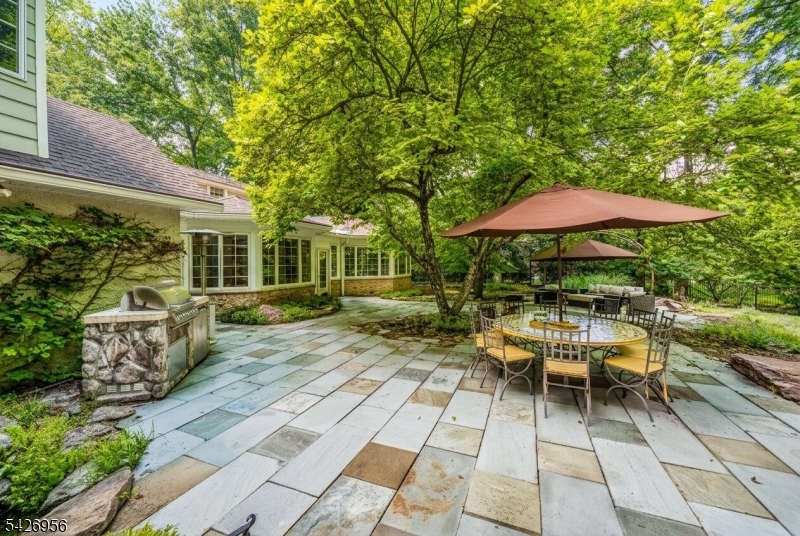 8 White Pine Rd