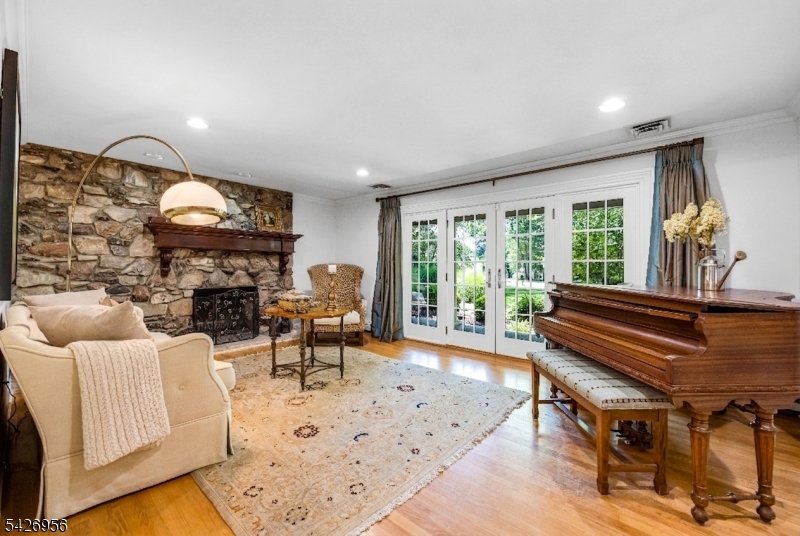 8 White Pine Rd