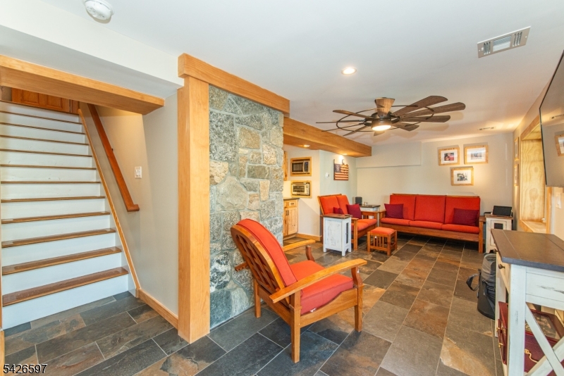 393 Lakeview Ave