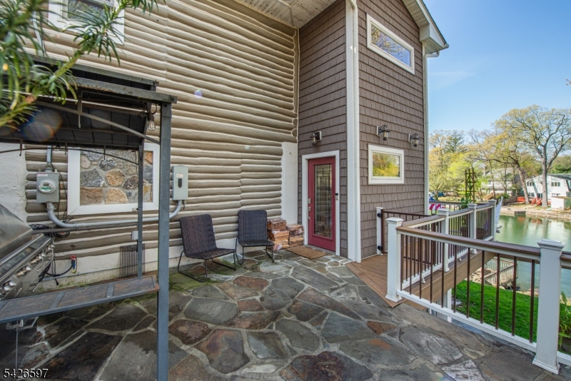393 Lakeview Ave