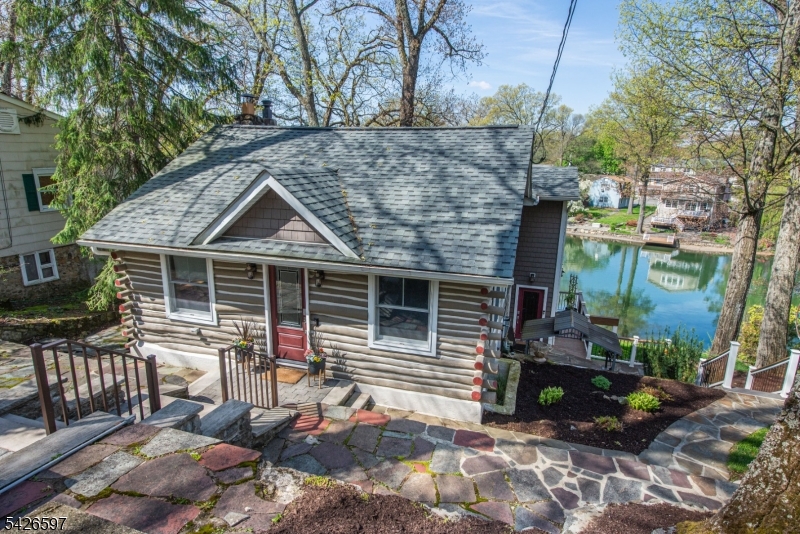 393 Lakeview Ave