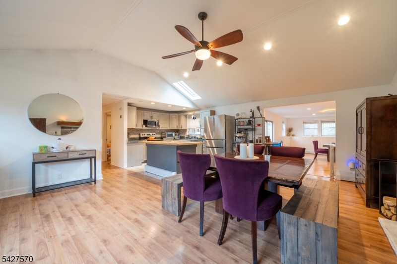 44 Venetian Dr