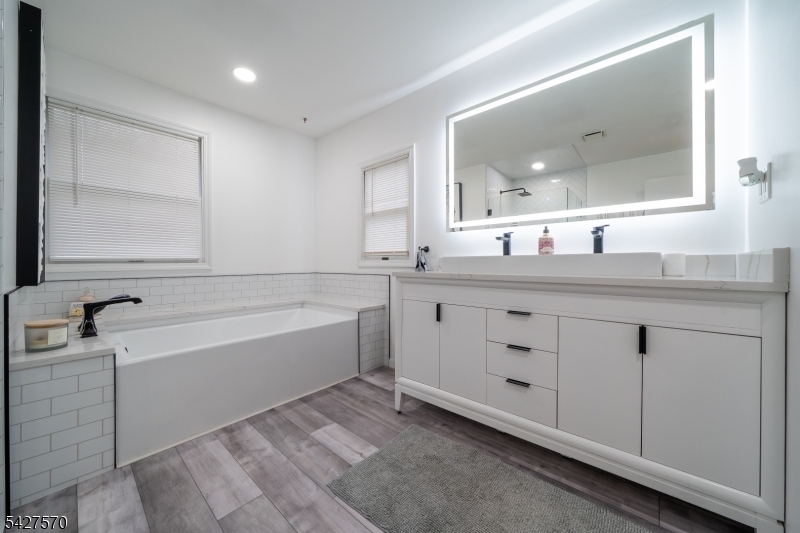 44 Venetian Dr
