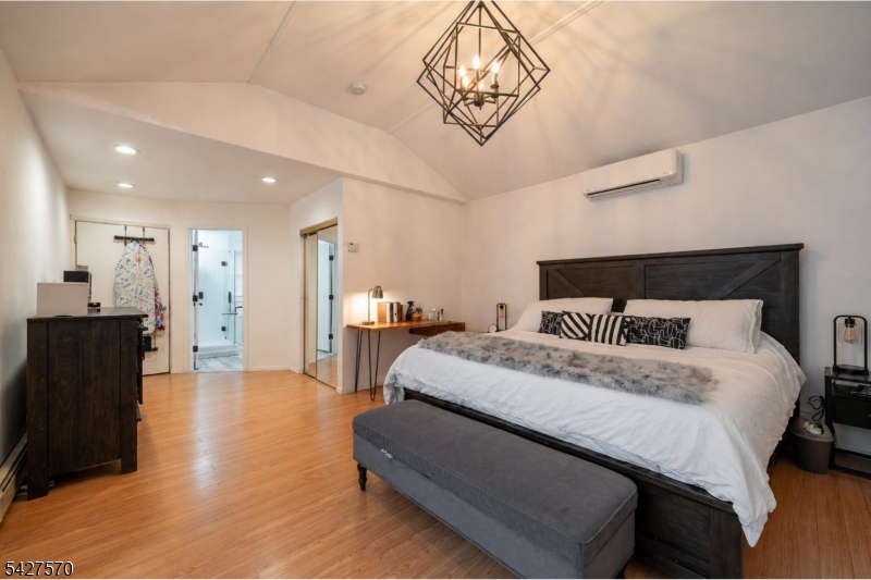 44 Venetian Dr