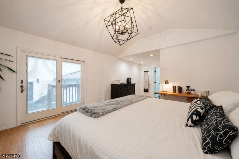 44 Venetian Dr