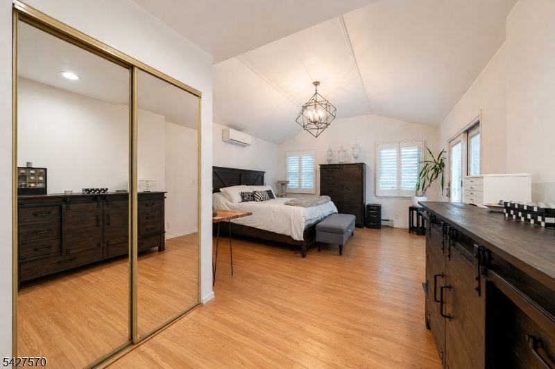 44 Venetian Dr