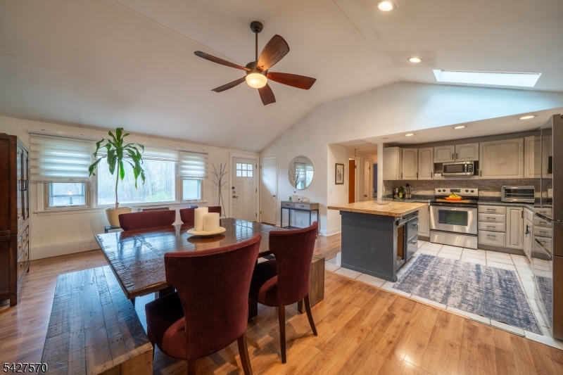 44 Venetian Dr