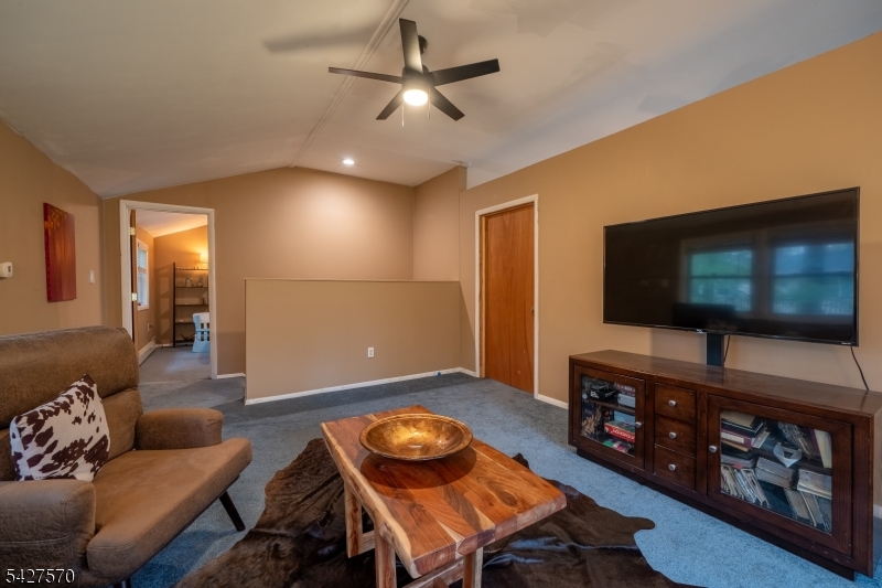 44 Venetian Dr