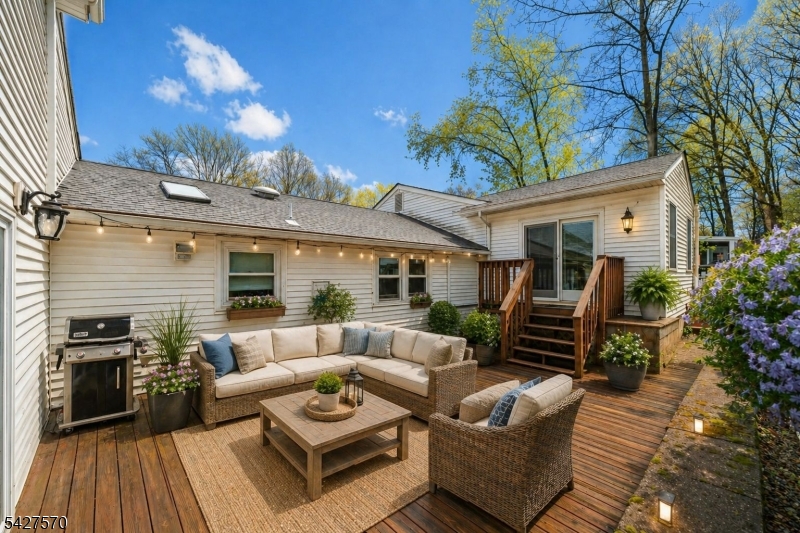 44 Venetian Dr
