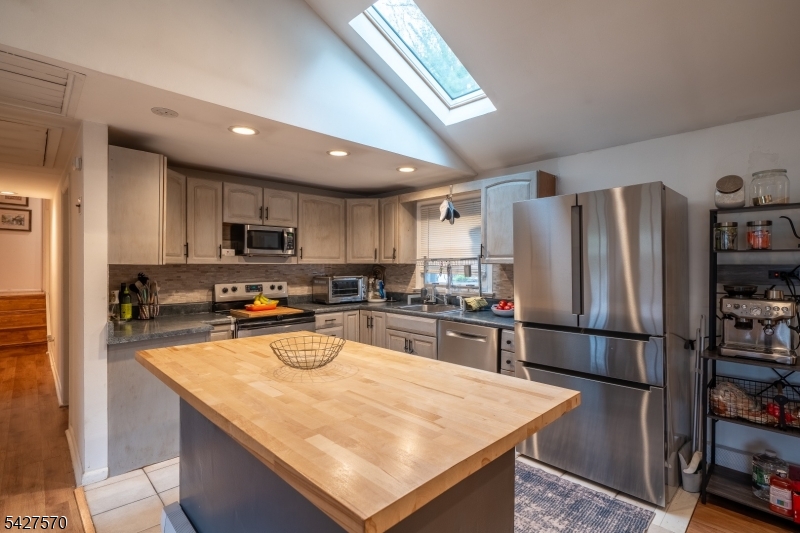 44 Venetian Dr