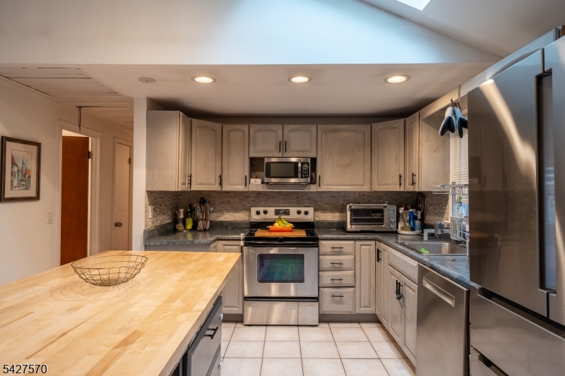 44 Venetian Dr