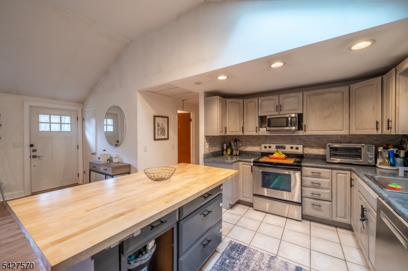 44 Venetian Dr