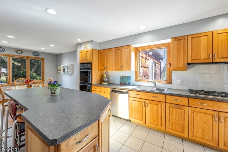 10 Woodmere Rd