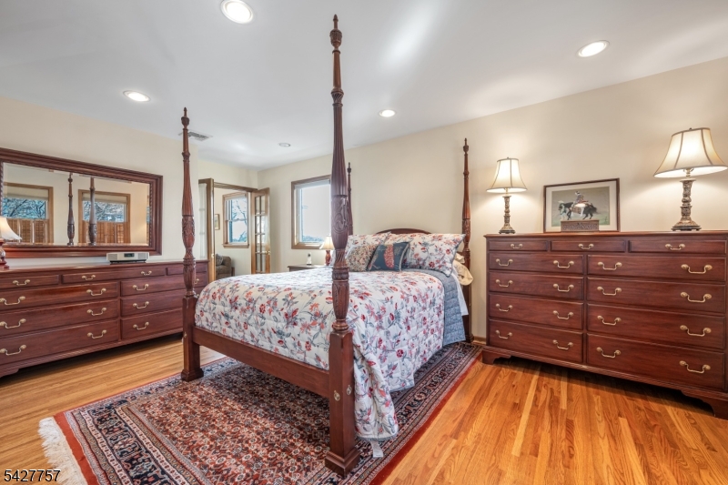 10 Woodmere Rd