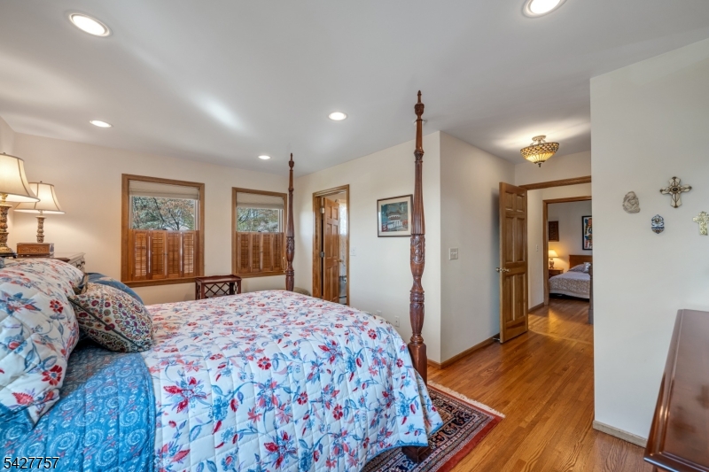 10 Woodmere Rd
