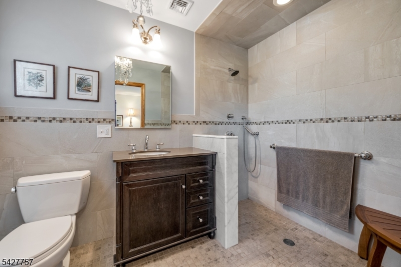 10 Woodmere Rd