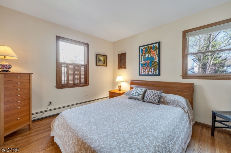 10 Woodmere Rd