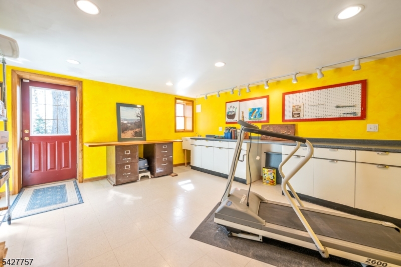 10 Woodmere Rd