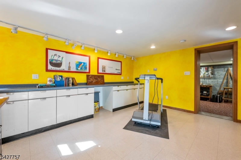 10 Woodmere Rd