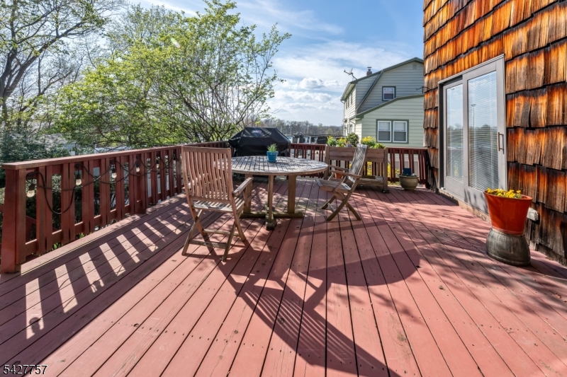 10 Woodmere Rd