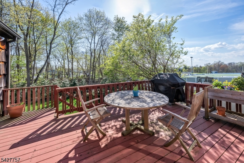 10 Woodmere Rd
