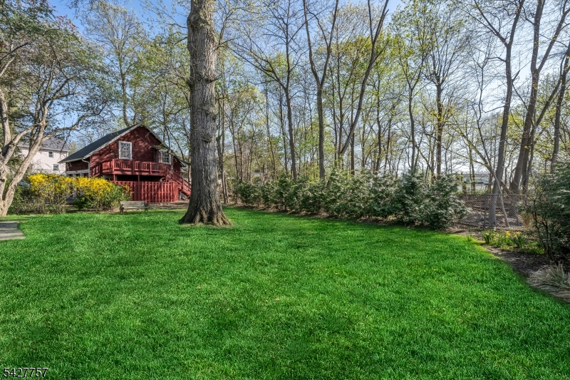 10 Woodmere Rd