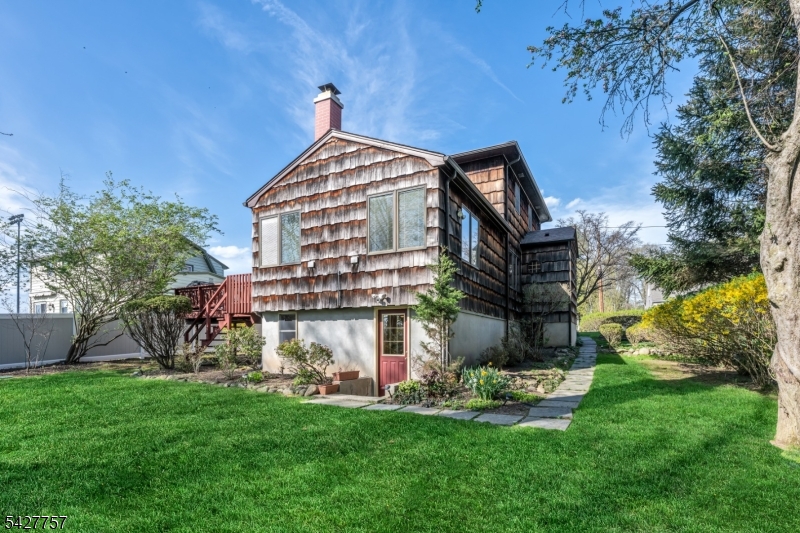 10 Woodmere Rd