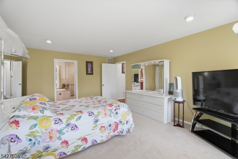 14 Zeller Dr
