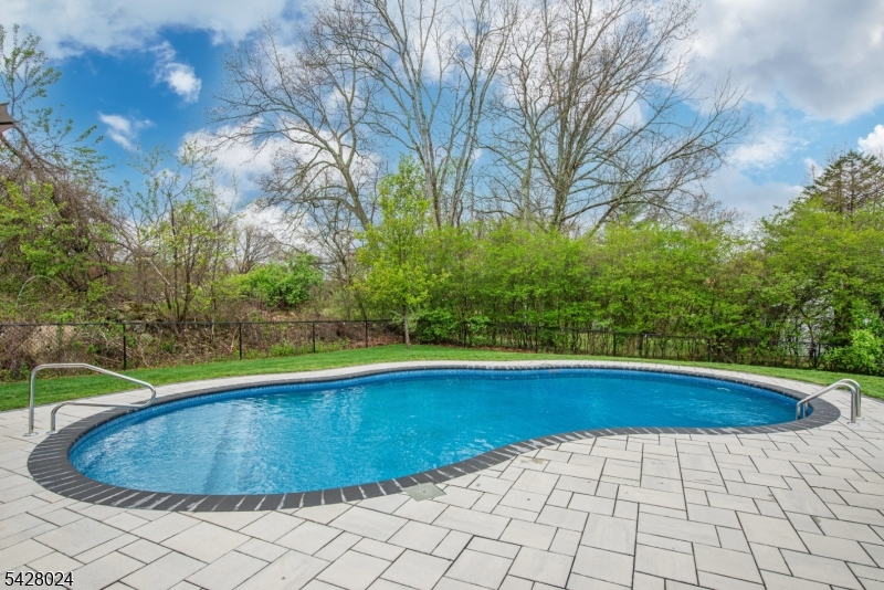 15 Windsor Dr