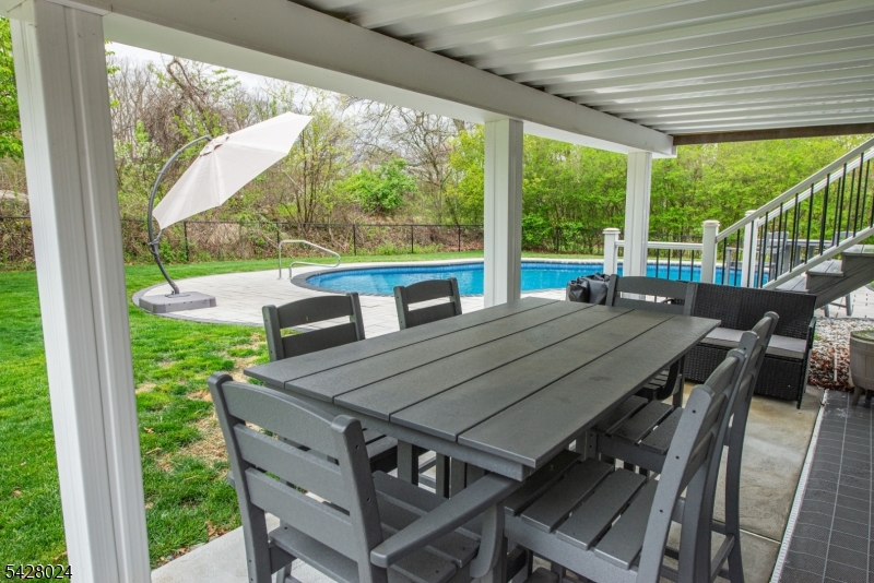 15 Windsor Dr