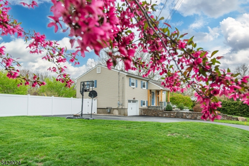 15 Windsor Dr
