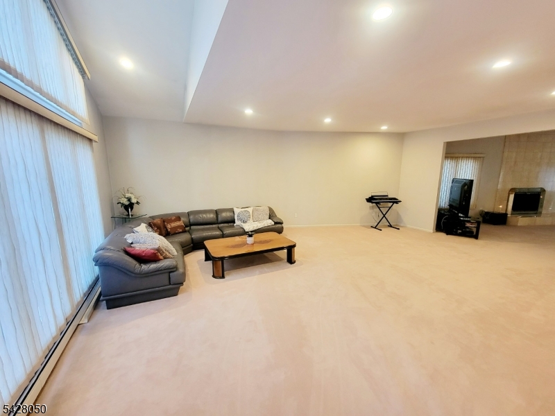 307 Center St