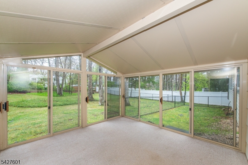 16 E Circuit Dr