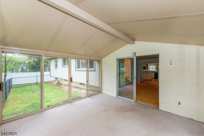 16 E Circuit Dr