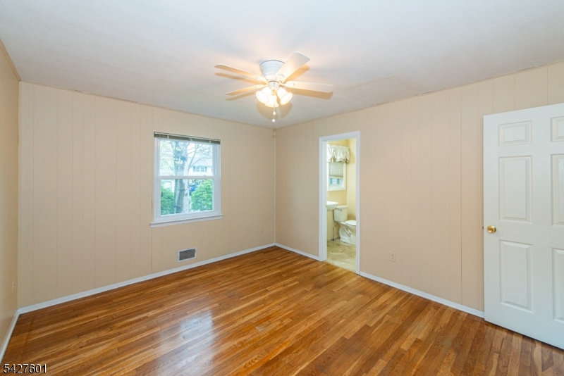 16 E Circuit Dr
