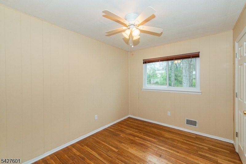 16 E Circuit Dr