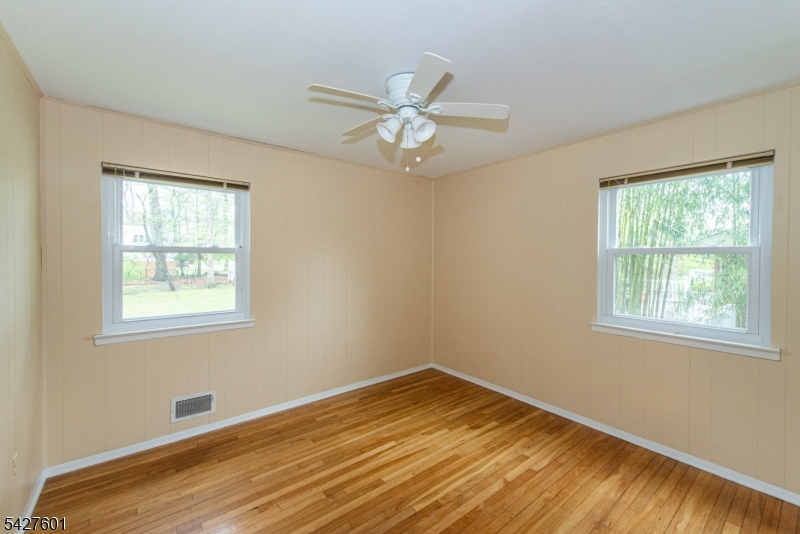 16 E Circuit Dr