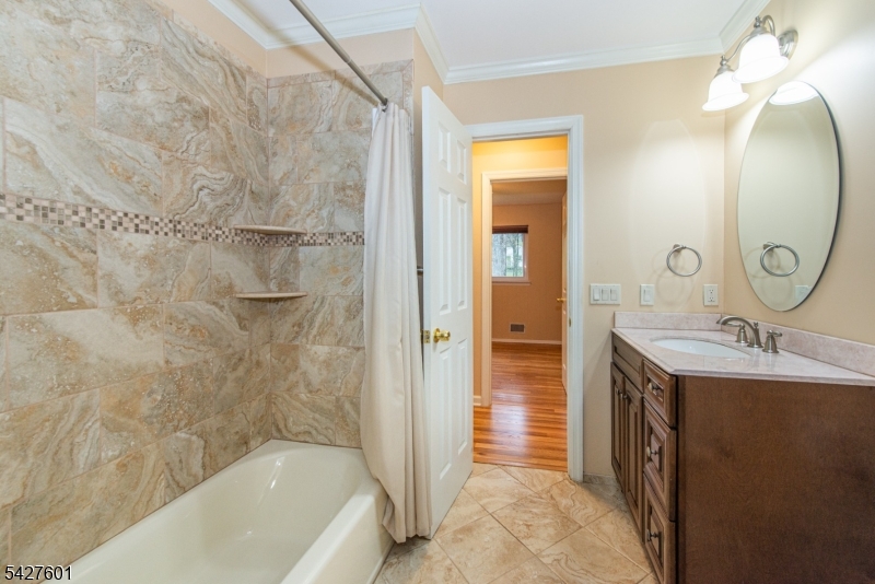 16 E Circuit Dr