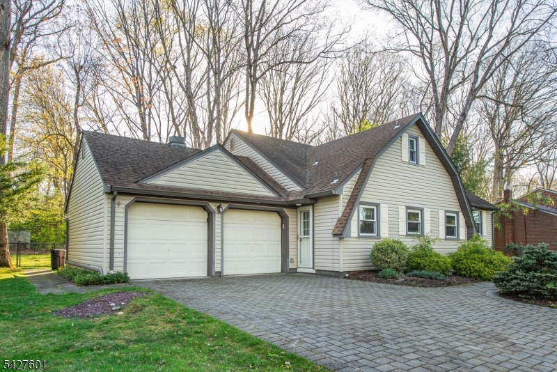 16 E Circuit Dr