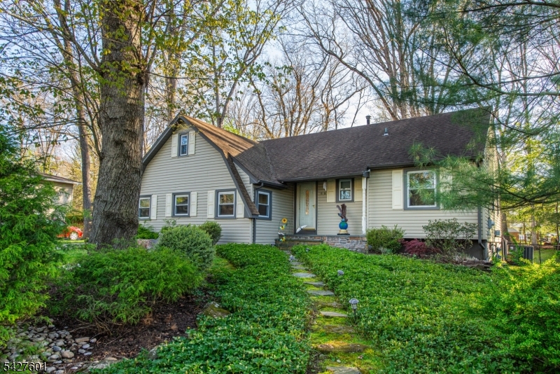 16 E Circuit Dr