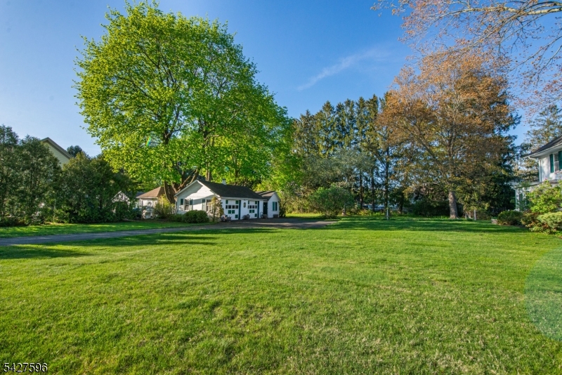 35 Eyland Ave