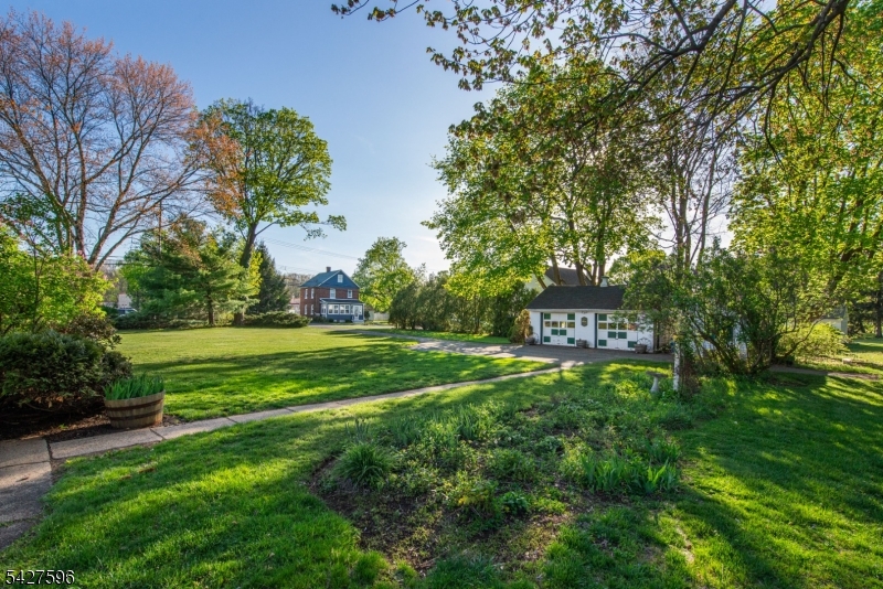 35 Eyland Ave