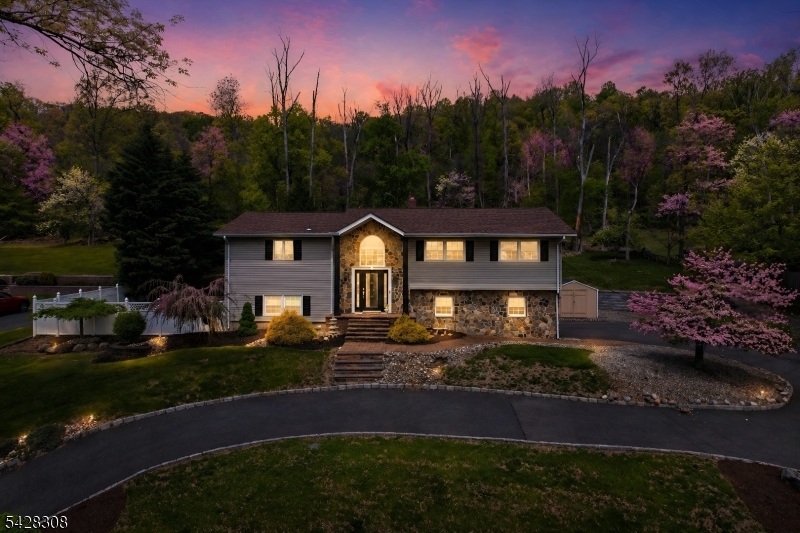 13 Forest Ln