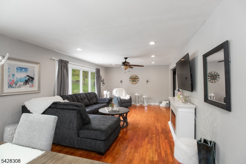 13 Forest Ln
