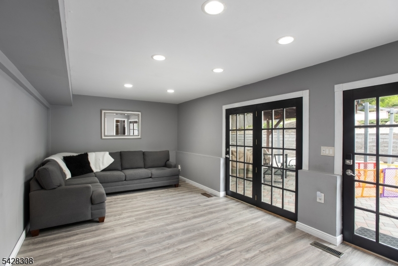 13 Forest Ln