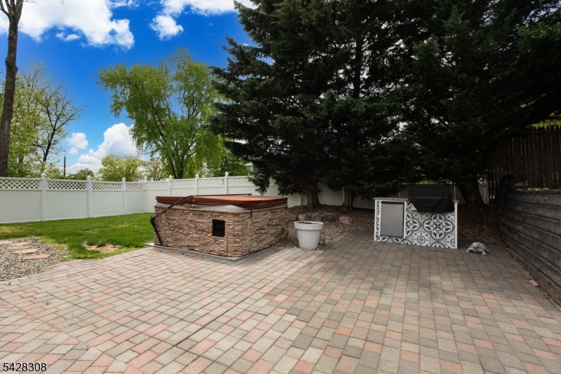 13 Forest Ln