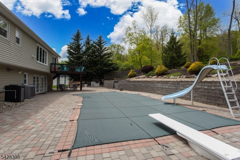 13 Forest Ln