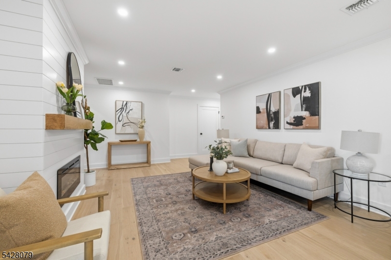 147 W Glen Rd
