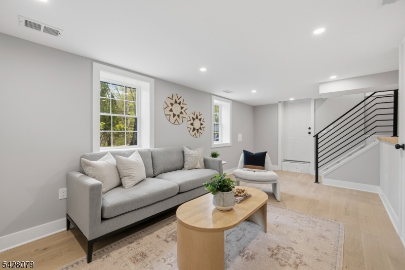 147 W Glen Rd