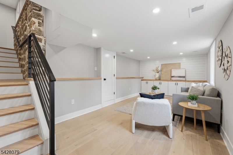 147 W Glen Rd